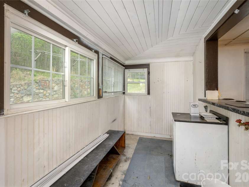 603 Halsbury Avenue, Hendersonville, NC 28791.  MLS# CAR4369482, YatesRealty ID 16874. 