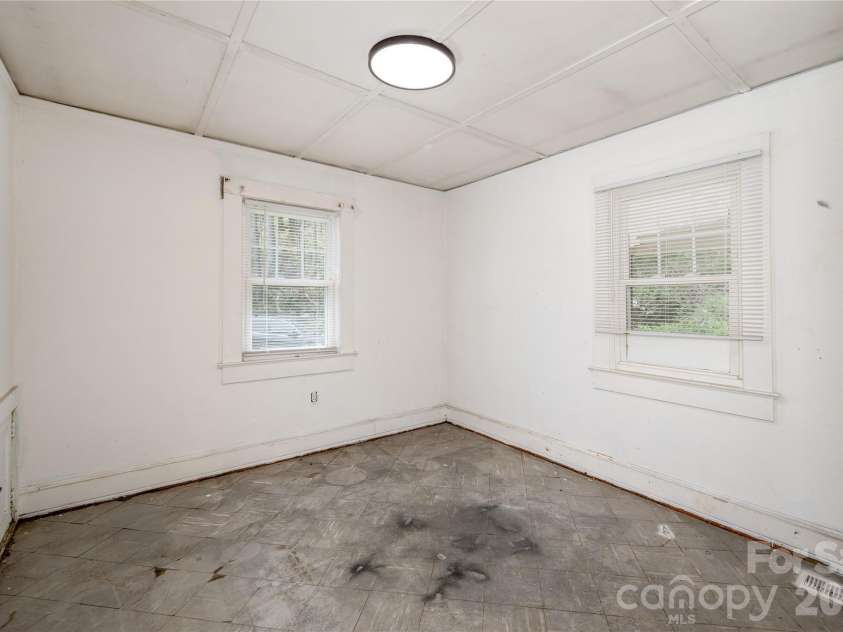 603 Halsbury Avenue, Hendersonville, NC 28791.  MLS# CAR4369482, YatesRealty ID 16874. 