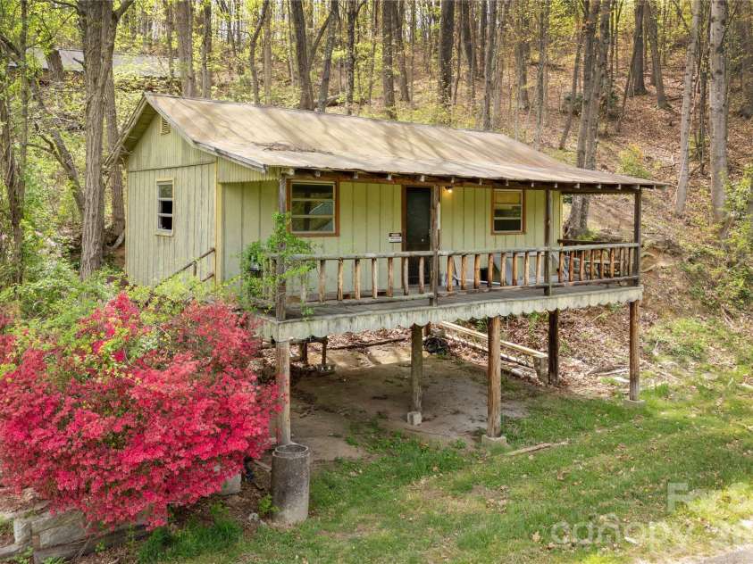 603 Halsbury Avenue, Hendersonville, NC 28791.  MLS# CAR4369482, YatesRealty ID 16874. Detached studio