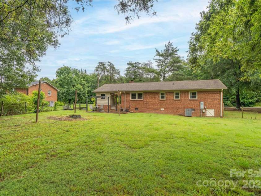 166 Stephanie Drive, Lexington, NC 27295.  MLS# CAR4266320, YatesRealty ID 16876. 