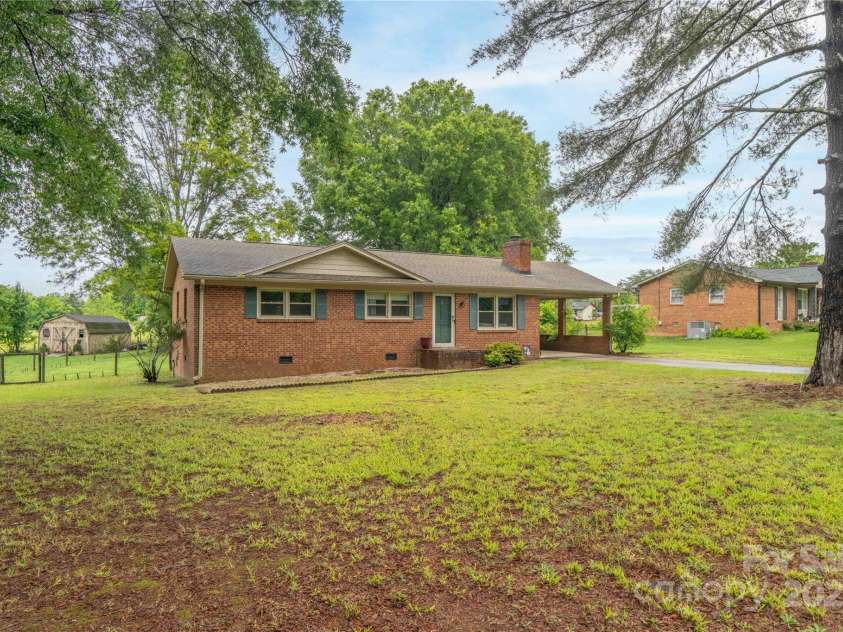 166 Stephanie Drive, Lexington, NC 27295.  MLS# CAR4266320, YatesRealty ID 16876. 