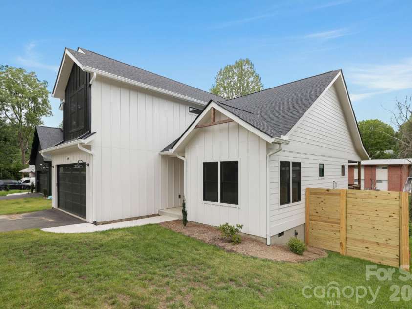 49 Johnson Drive, Asheville, NC 28804.  MLS# CAR4340354, YatesRealty ID 1688. 