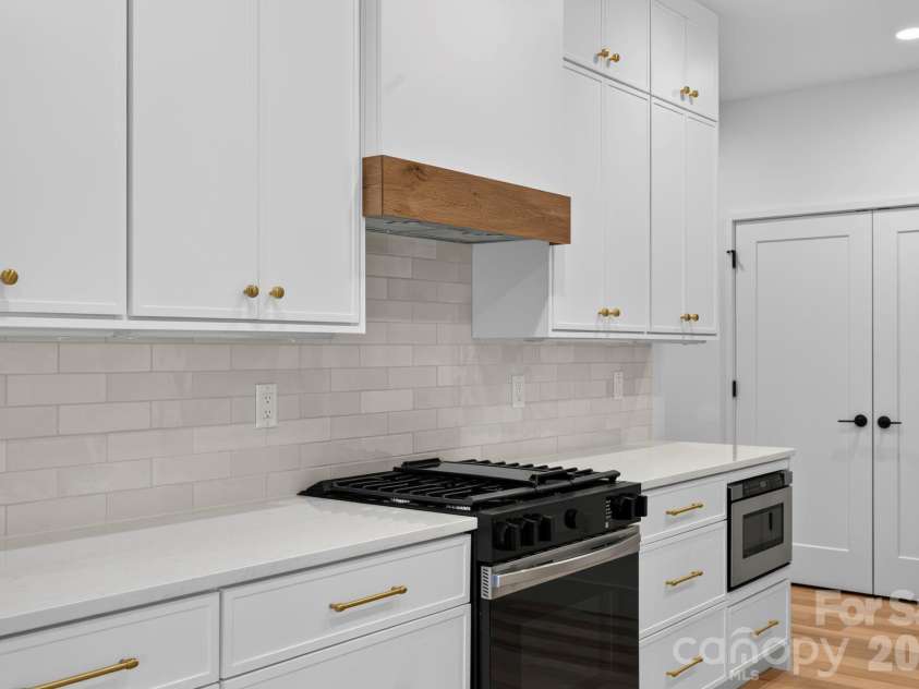 49 Johnson Drive, Asheville, NC 28804.  MLS# CAR4340354, YatesRealty ID 1688. 