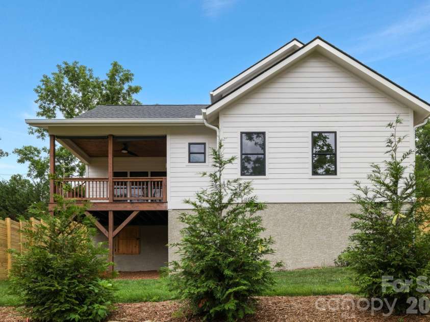 49 Johnson Drive, Asheville, NC 28804.  MLS# CAR4340354, YatesRealty ID 1688. 