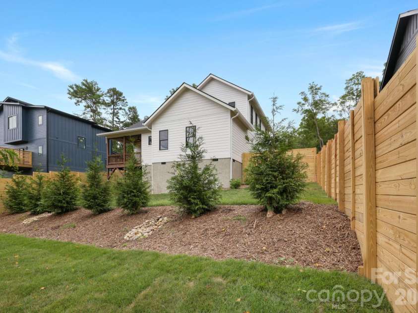 49 Johnson Drive, Asheville, NC 28804.  MLS# CAR4340354, YatesRealty ID 1688. 