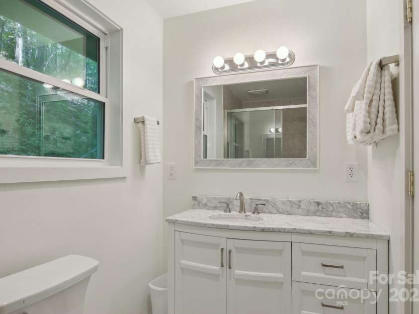 291 Dills Road, Bryson City, NC 28713.  MLS# CAR4261117, YatesRealty ID 16880. Full Renovated Bath - Main Level