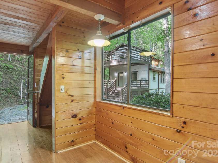 291 Dills Road, Bryson City, NC 28713.  MLS# CAR4261117, YatesRealty ID 16880. Room for a 2 top