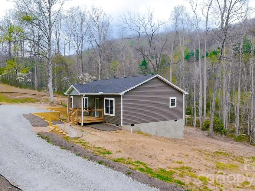 784 Bearwallow Mountain Road, Hendersonville, NC 28792.  MLS# CAR4374448, YatesRealty ID 16881. 
