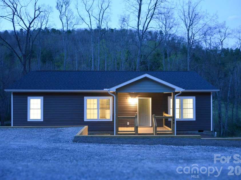 784 Bearwallow Mountain Road, Hendersonville, NC 28792.  MLS# CAR4374448, YatesRealty ID 16881. 