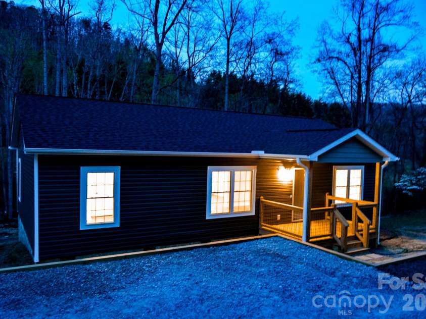 784 Bearwallow Mountain Road, Hendersonville, NC 28792.  MLS# CAR4374448, YatesRealty ID 16881. 