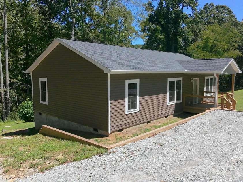 784 Bearwallow Mountain Road, Hendersonville, NC 28792.  MLS# CAR4374448, YatesRealty ID 16881. 