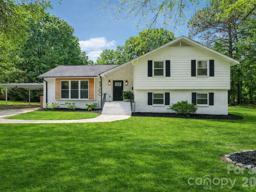 5300 Cheval Place, Charlotte, NC 28205.  MLS# CAR4369140, YatesRealty ID 16886. 