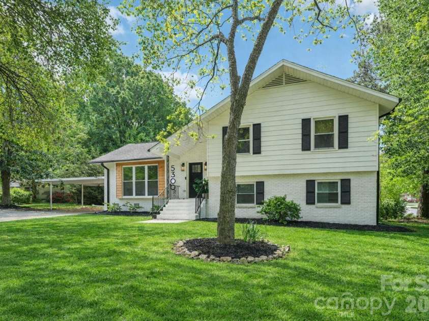 5300 Cheval Place, Charlotte, NC 28205.  MLS# CAR4369140, YatesRealty ID 16886. 