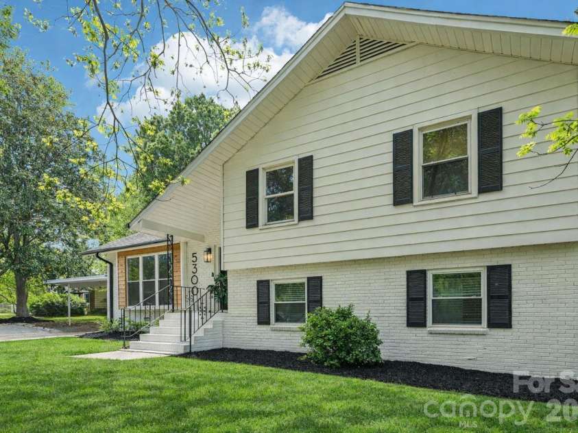 5300 Cheval Place, Charlotte, NC 28205.  MLS# CAR4369140, YatesRealty ID 16886. 