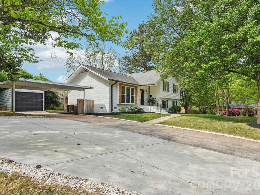 5300 Cheval Place, Charlotte, NC 28205.  MLS# CAR4369140, YatesRealty ID 16886. 