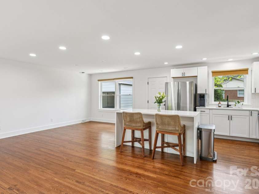 5300 Cheval Place, Charlotte, NC 28205.  MLS# CAR4369140, YatesRealty ID 16886. 