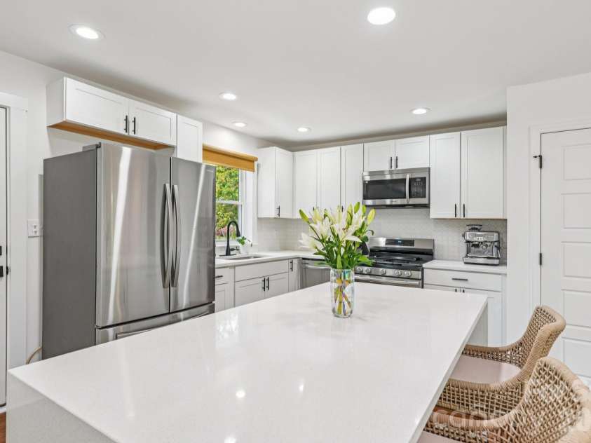 5300 Cheval Place, Charlotte, NC 28205.  MLS# CAR4369140, YatesRealty ID 16886. 