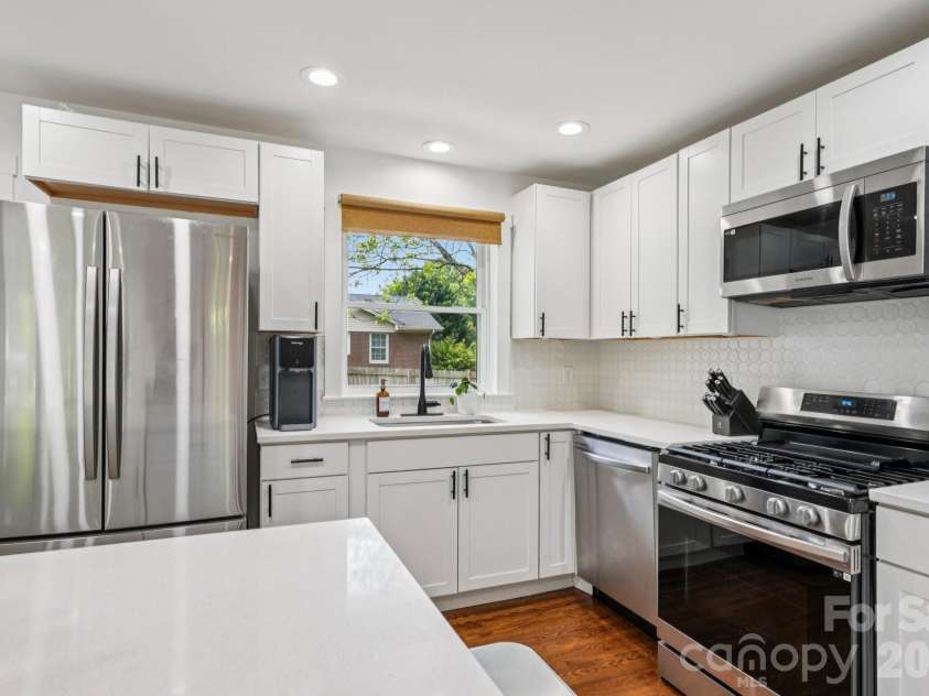5300 Cheval Place, Charlotte, NC 28205.  MLS# CAR4369140, YatesRealty ID 16886. 