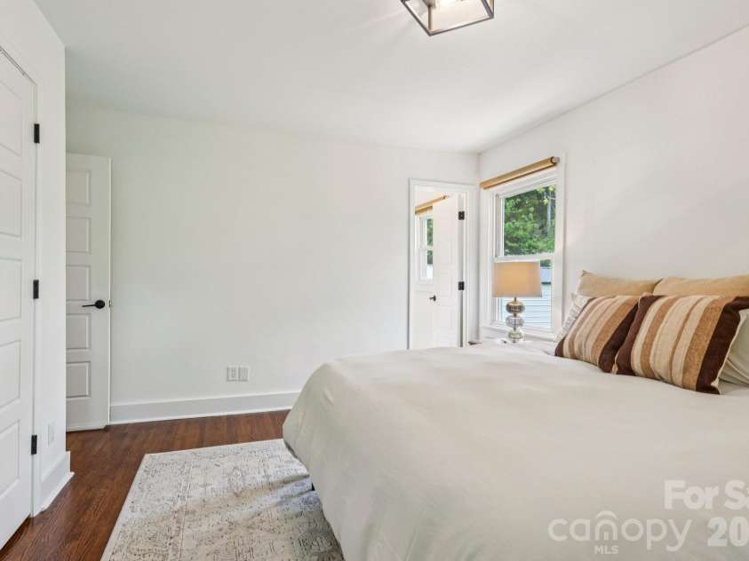 5300 Cheval Place, Charlotte, NC 28205.  MLS# CAR4369140, YatesRealty ID 16886. 