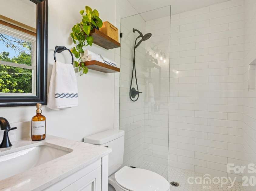 5300 Cheval Place, Charlotte, NC 28205.  MLS# CAR4369140, YatesRealty ID 16886. 