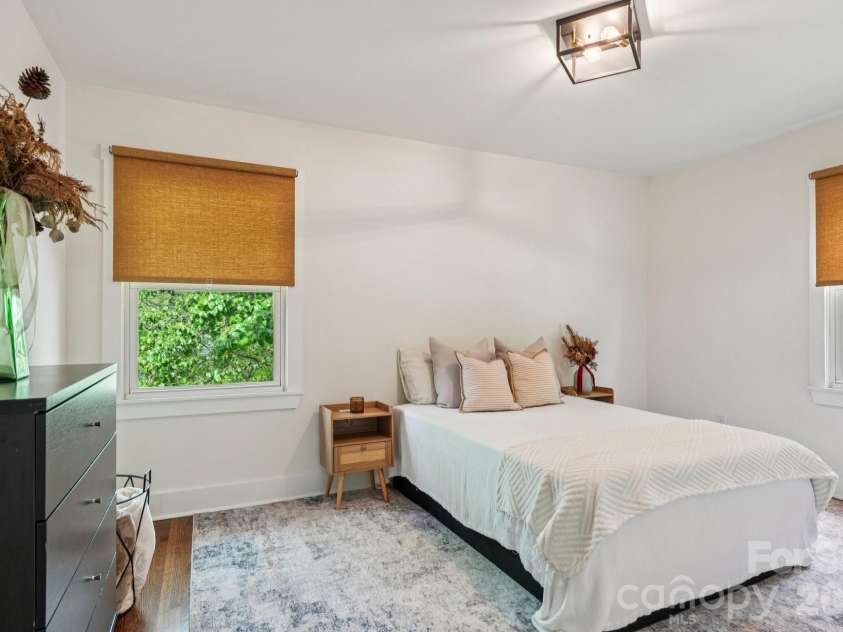 5300 Cheval Place, Charlotte, NC 28205.  MLS# CAR4369140, YatesRealty ID 16886. 