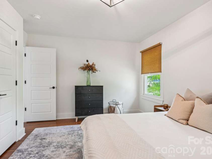 5300 Cheval Place, Charlotte, NC 28205.  MLS# CAR4369140, YatesRealty ID 16886. 
