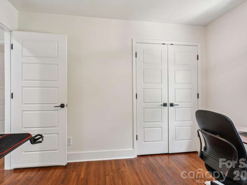 5300 Cheval Place, Charlotte, NC 28205.  MLS# CAR4369140, YatesRealty ID 16886. 