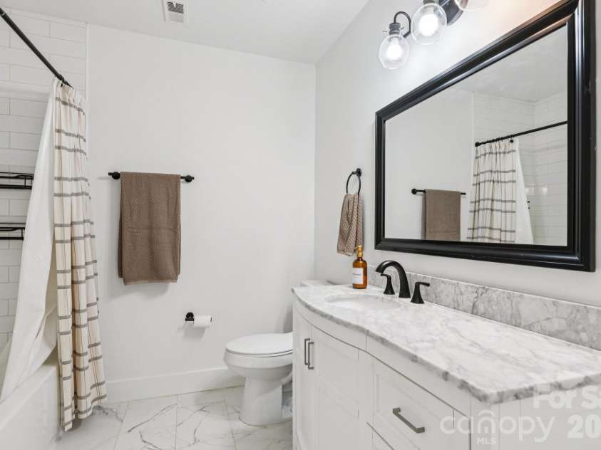 5300 Cheval Place, Charlotte, NC 28205.  MLS# CAR4369140, YatesRealty ID 16886. 