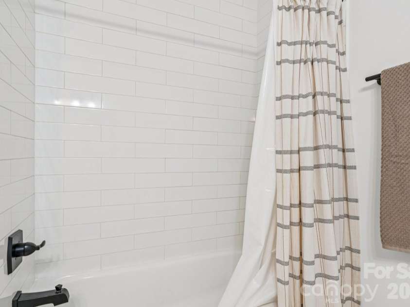 5300 Cheval Place, Charlotte, NC 28205.  MLS# CAR4369140, YatesRealty ID 16886. 