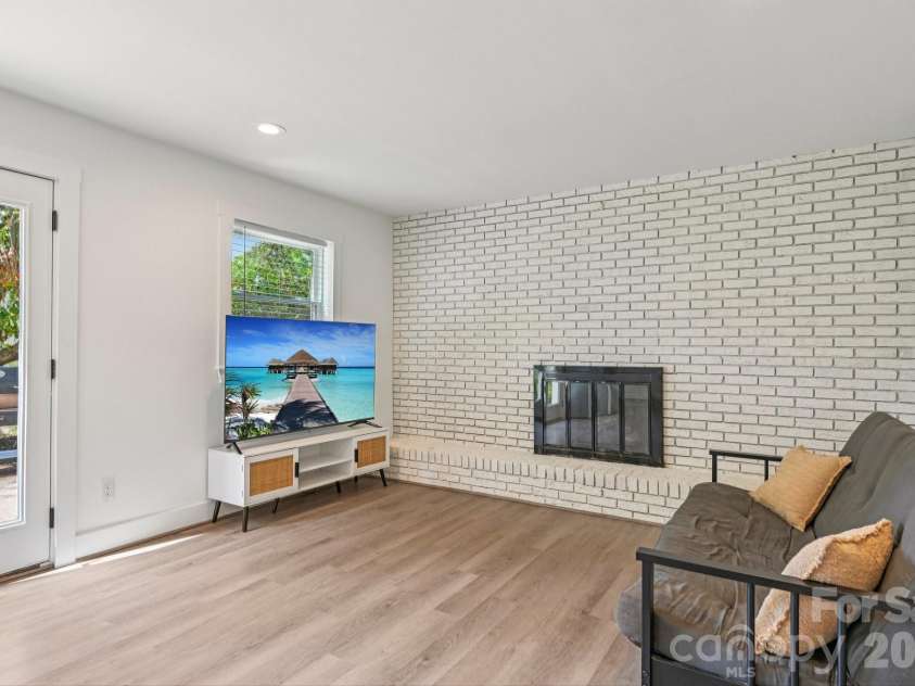 5300 Cheval Place, Charlotte, NC 28205.  MLS# CAR4369140, YatesRealty ID 16886. 