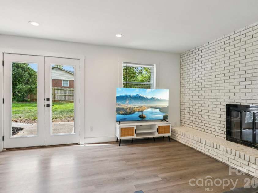 5300 Cheval Place, Charlotte, NC 28205.  MLS# CAR4369140, YatesRealty ID 16886. 