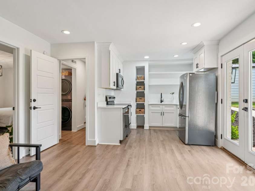 5300 Cheval Place, Charlotte, NC 28205.  MLS# CAR4369140, YatesRealty ID 16886. 