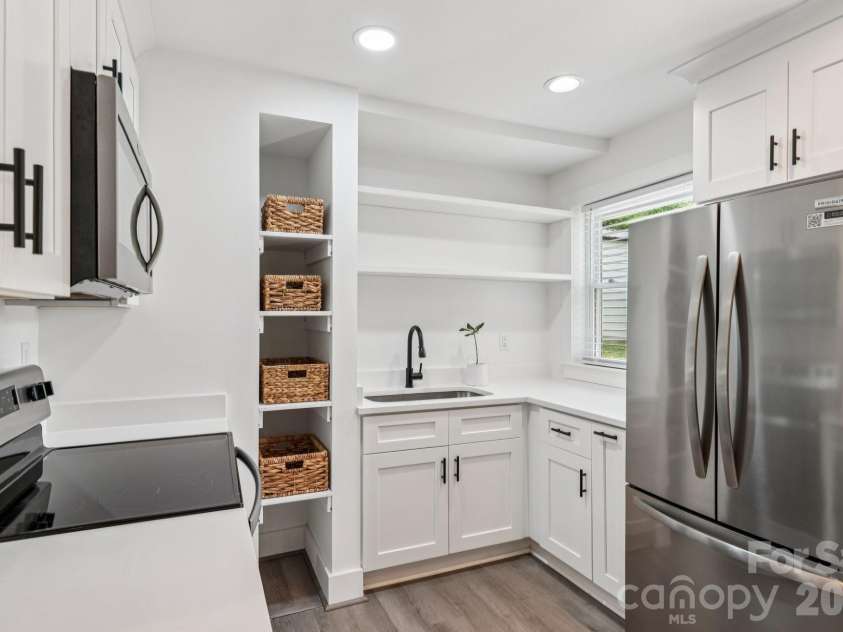 5300 Cheval Place, Charlotte, NC 28205.  MLS# CAR4369140, YatesRealty ID 16886. 