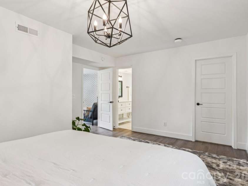 5300 Cheval Place, Charlotte, NC 28205.  MLS# CAR4369140, YatesRealty ID 16886. 