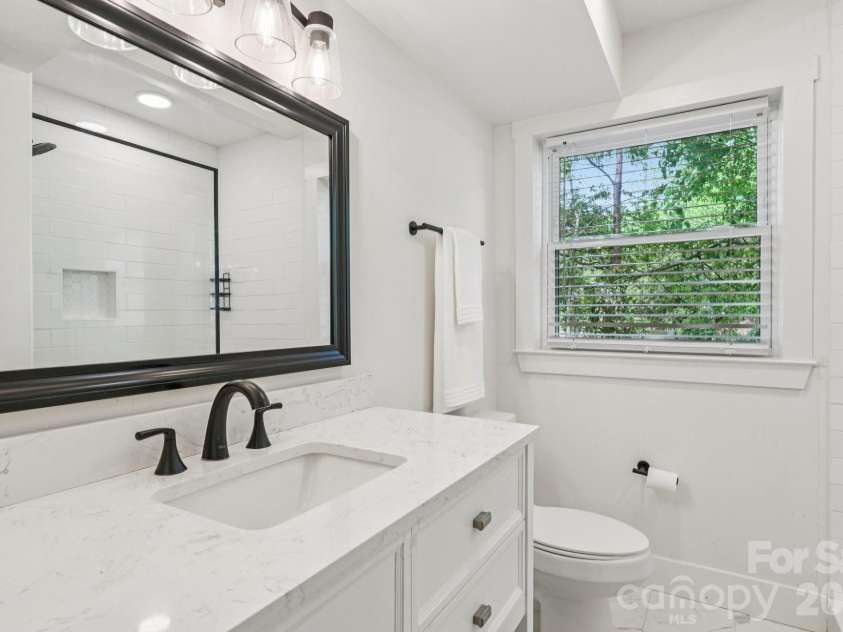 5300 Cheval Place, Charlotte, NC 28205.  MLS# CAR4369140, YatesRealty ID 16886. 