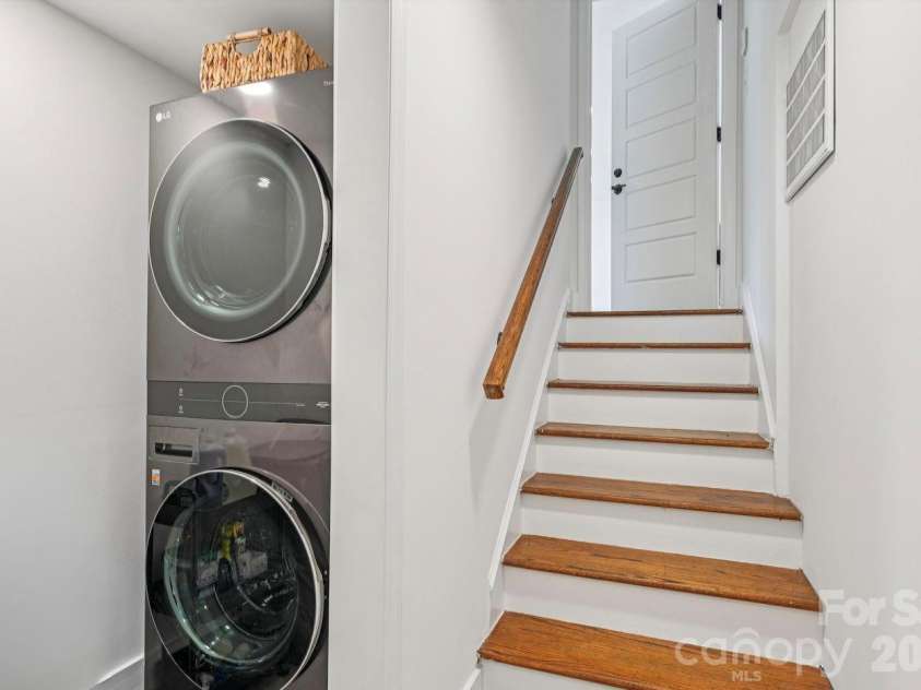 5300 Cheval Place, Charlotte, NC 28205.  MLS# CAR4369140, YatesRealty ID 16886. 