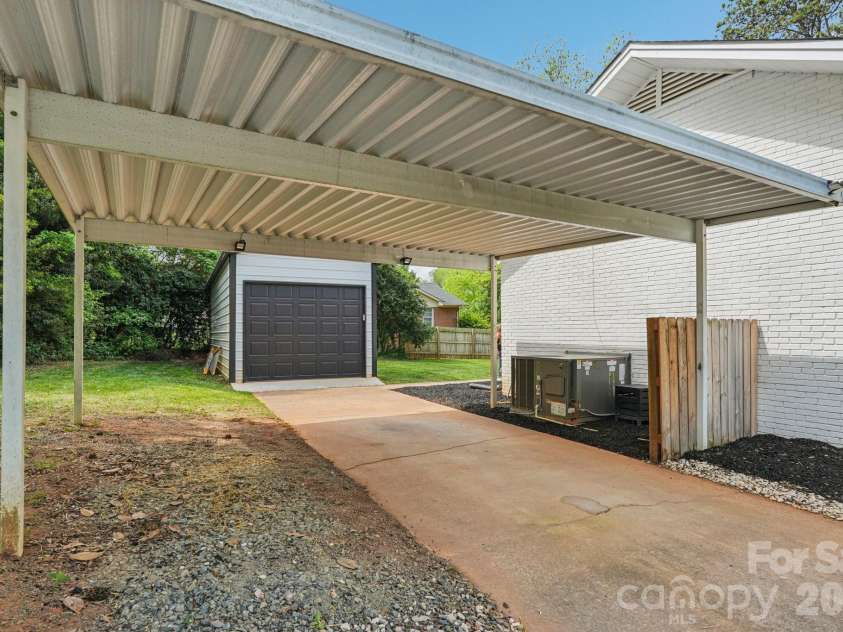 5300 Cheval Place, Charlotte, NC 28205.  MLS# CAR4369140, YatesRealty ID 16886. 