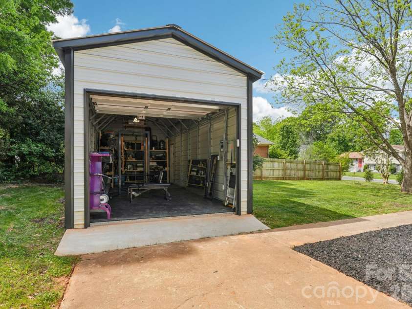 5300 Cheval Place, Charlotte, NC 28205.  MLS# CAR4369140, YatesRealty ID 16886. 
