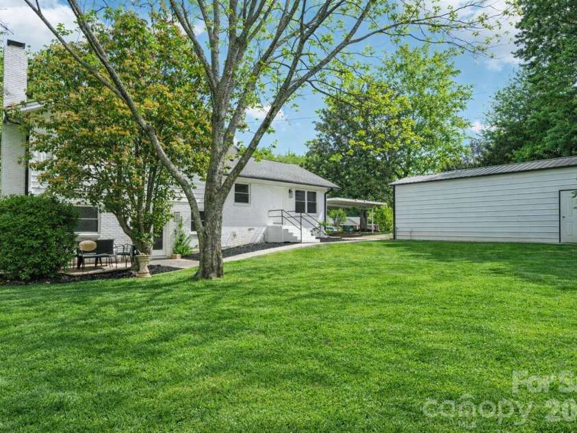 5300 Cheval Place, Charlotte, NC 28205.  MLS# CAR4369140, YatesRealty ID 16886. 