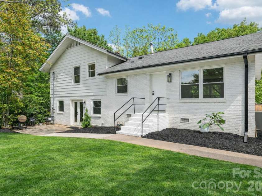 5300 Cheval Place, Charlotte, NC 28205.  MLS# CAR4369140, YatesRealty ID 16886. 