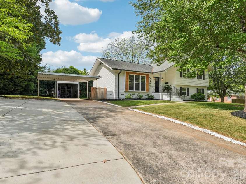 5300 Cheval Place, Charlotte, NC 28205.  MLS# CAR4369140, YatesRealty ID 16886. 