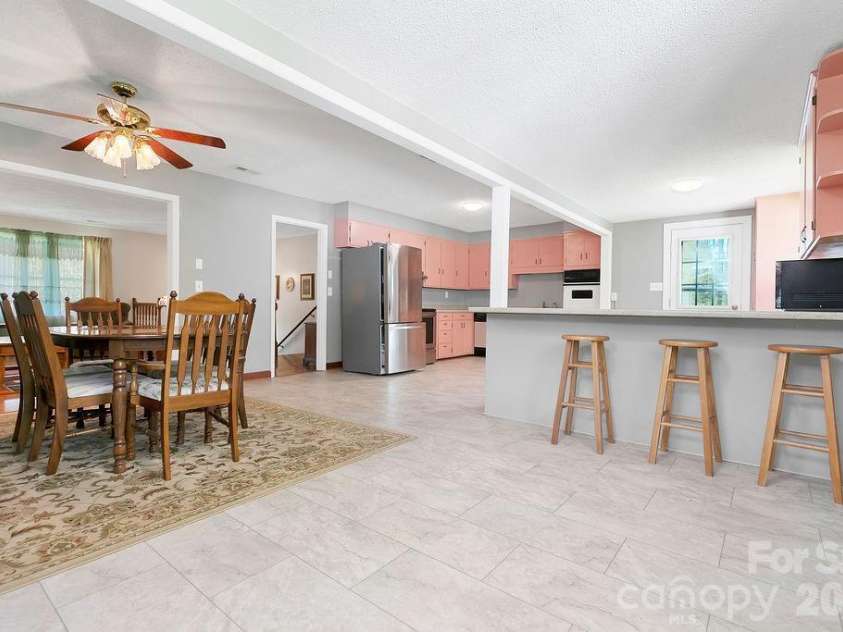 1482 Island Ford Road, Brevard, NC 28712.  MLS# CAR4366891, YatesRealty ID 16887. Breakfast Bar