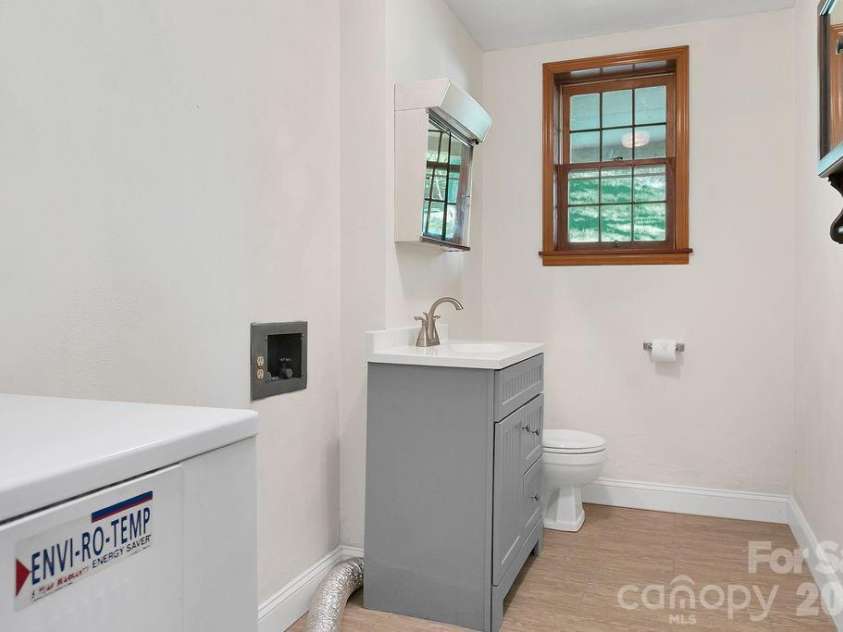 1482 Island Ford Road, Brevard, NC 28712.  MLS# CAR4366891, YatesRealty ID 16887. Half Bath in Basement