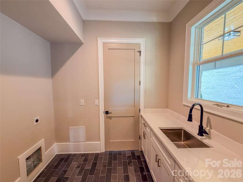 4822 Walker Road, Charlotte, NC 28211.  MLS# CAR4360360, YatesRealty ID 16890. Laundry Room