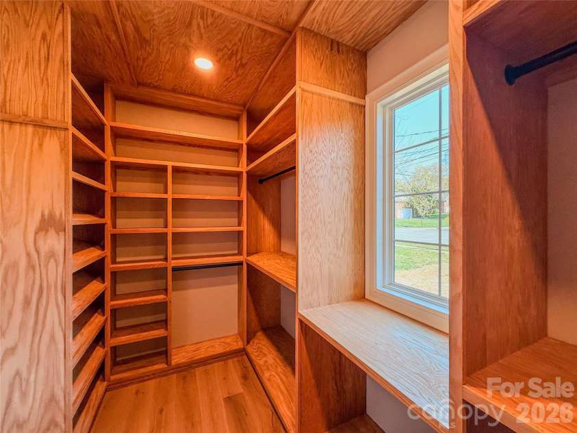 4822 Walker Road, Charlotte, NC 28211.  MLS# CAR4360360, YatesRealty ID 16890. Primary Closet