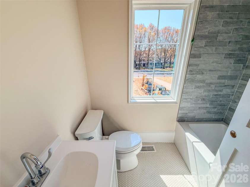 4822 Walker Road, Charlotte, NC 28211.  MLS# CAR4360360, YatesRealty ID 16890. Second Quarter Living Full Bathroom