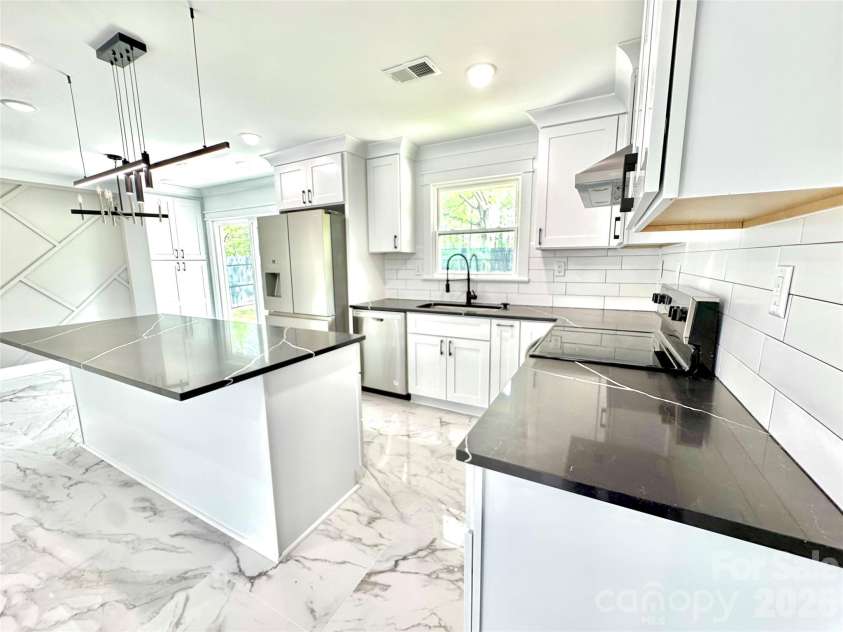 5635 Ruth Drive, Charlotte, NC 28215.  MLS# CAR4398288, YatesRealty ID 16891. 