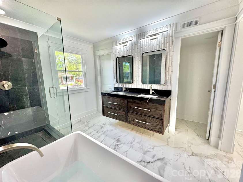 5635 Ruth Drive, Charlotte, NC 28215.  MLS# CAR4398288, YatesRealty ID 16891. 
