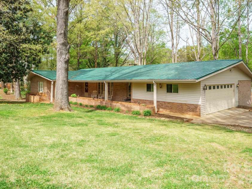 465 28th Avenue Lane, Hickory, NC 28601.  MLS# CAR4365882, YatesRealty ID 16892. 