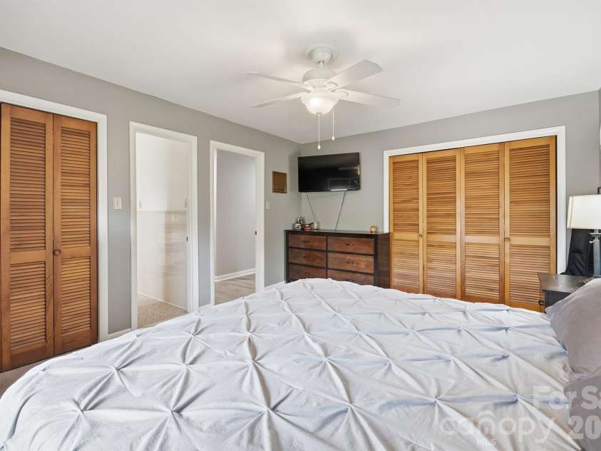 465 28th Avenue Lane, Hickory, NC 28601.  MLS# CAR4365882, YatesRealty ID 16892. 
